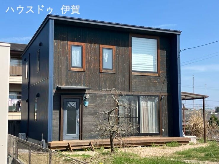 【外観写真】
200坪超の敷地に建つ築浅ワンダーボイド。広い庭でBBQや家庭菜園も楽しめます!ショッピングモールまで徒歩10分圏内、最寄り駅まで徒歩5分の便利な立地