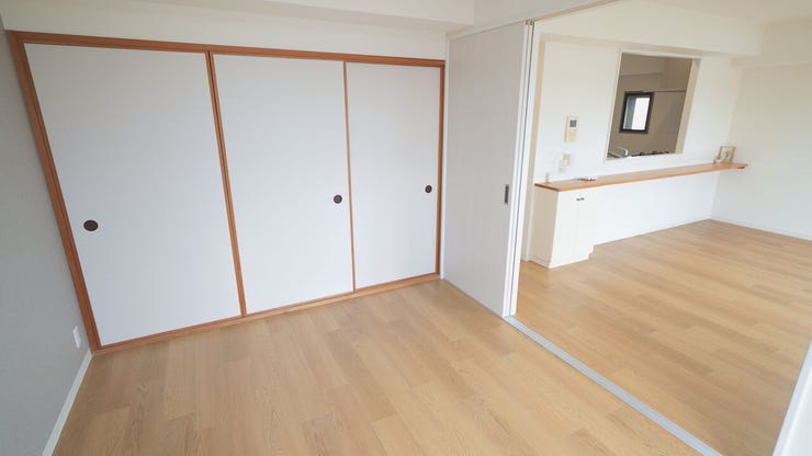 リビング横の6帖の洋室♪
お子様がいるご家庭はキッズスペースとしても利用できます♪