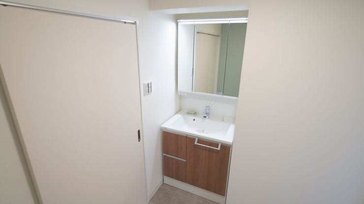 収納できる三面鏡で洗面回りスッキリ片付きます♪