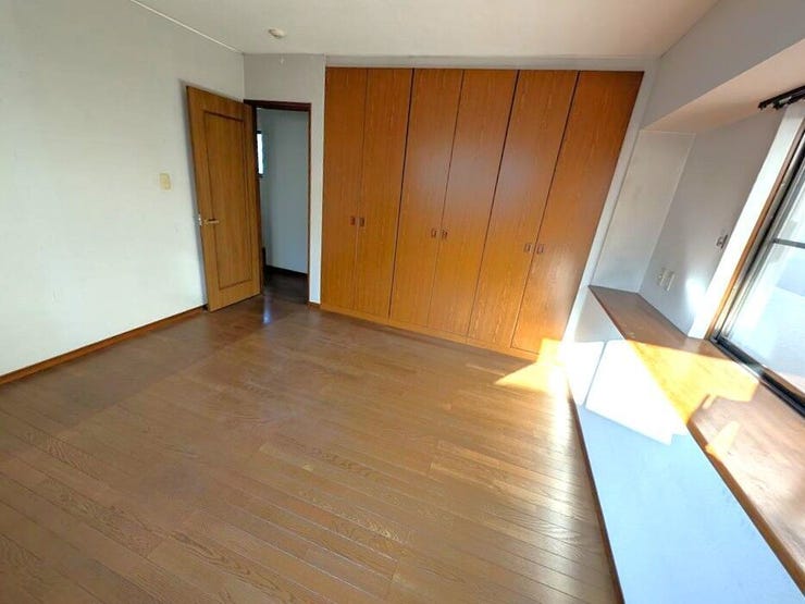 2F南東側の洋室。
たっぷりの収納付き。