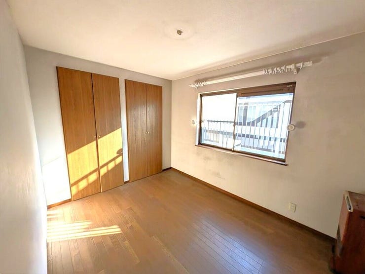 2F 南側真ん中の洋室。ベランダ付です。