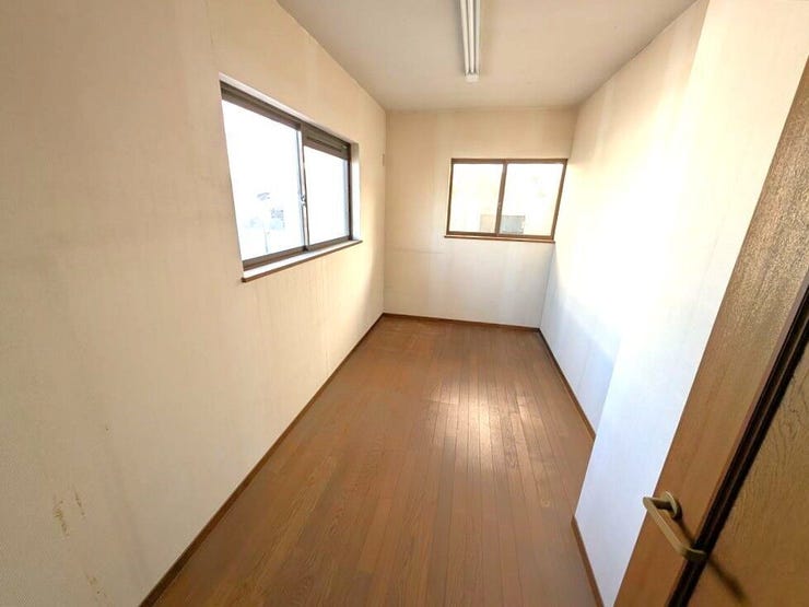 2F北側の洋室。
書斎等にぴったりな空間です。