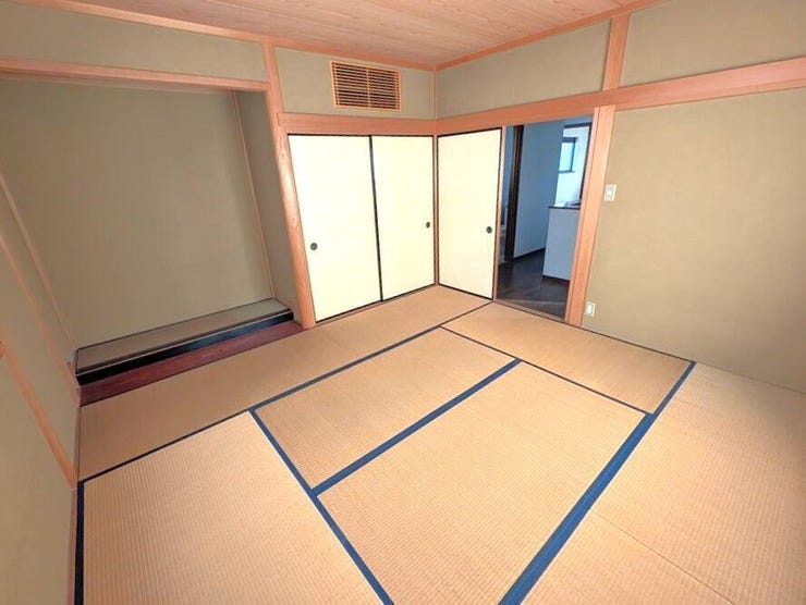 2Fの8帖の床の間のある和室