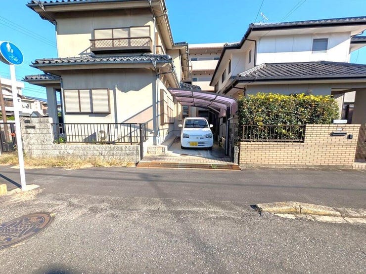 カーポート付の駐車場
駐車1台可能です(車種による)