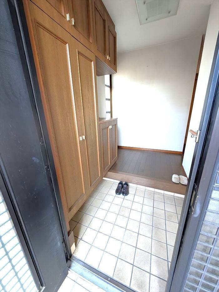 収納力のあるシューズボックスを玄関に設置。家族の靴をまとめて収納可能です