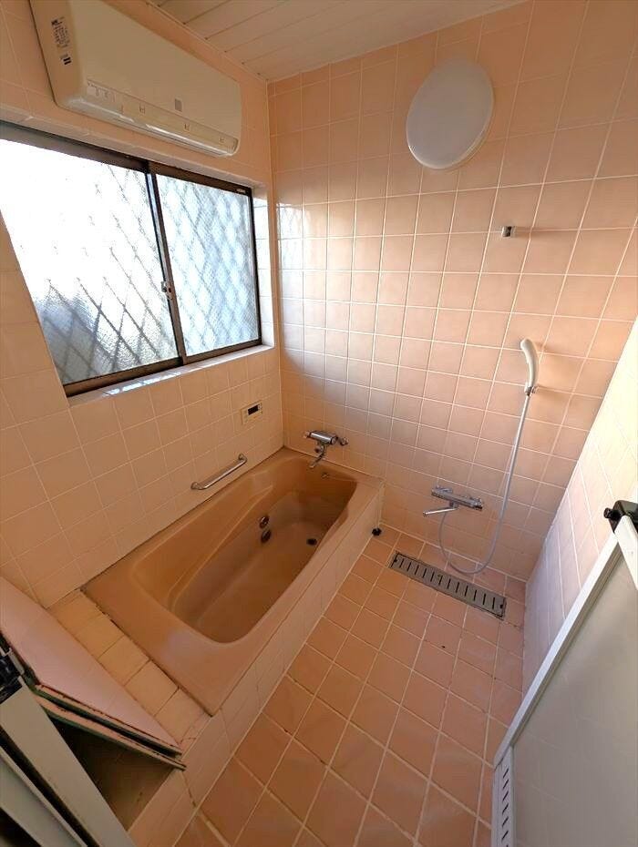 明るい色調のユニットバス