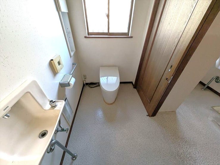 タンクレストイレでとても広々感じられます。