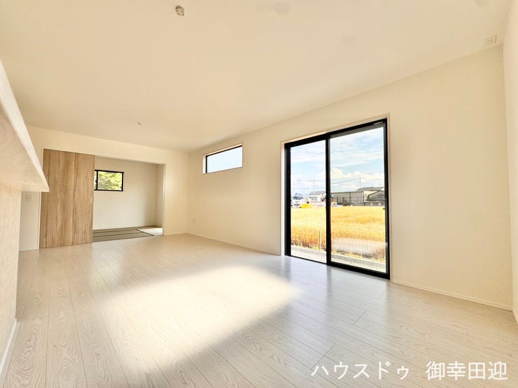 ■安らぎと笑顔の中心地■陽光が優しく降り注ぎ、会話が自然と弾む。ここでは、毎日が特別な時間へと変わります。