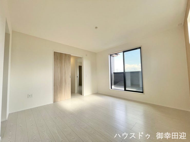 ■2階8帖洋室■心からリラックスできる静けさ、上質な眠りで、毎日をリセットします。明日への活力を養う空間です。