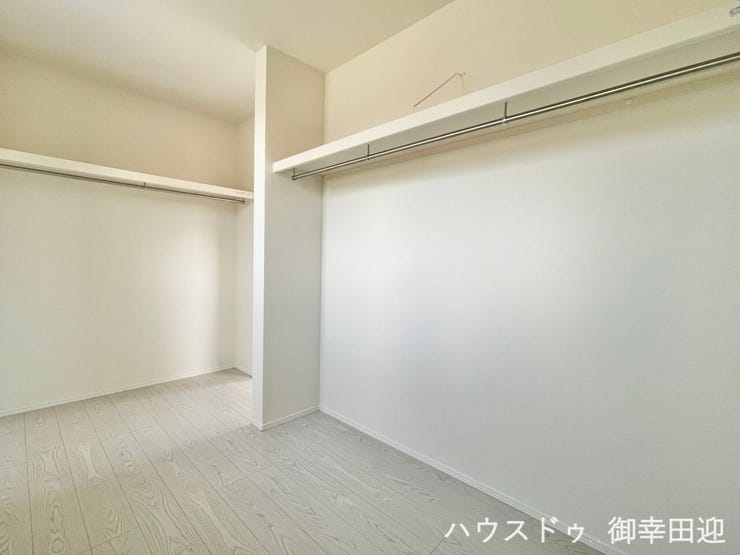 ■2階8帖洋室WIC■衣類から小物まで一ヶ所に集約。整理整頓がしやすく、毎日のコーディネートが楽しくなるゆとりの収納です。