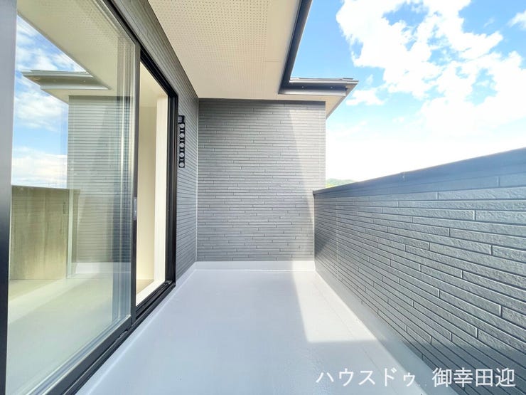 ■空の下の開放的な特等席■日光浴や読書、外の空気を感じながらリフレッシュ。暮らしを豊かにする、もう一つの心地よい空間です。