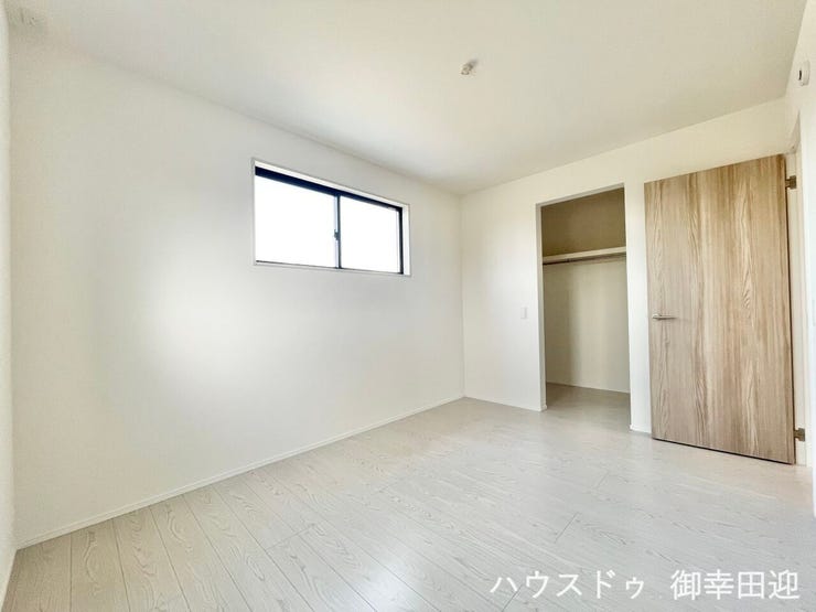 ■2階6帖洋室■寝室、書斎、趣味の部屋。家族の成長やライフスタイルに合わせ、様々な使い方ができる快適な空間です。