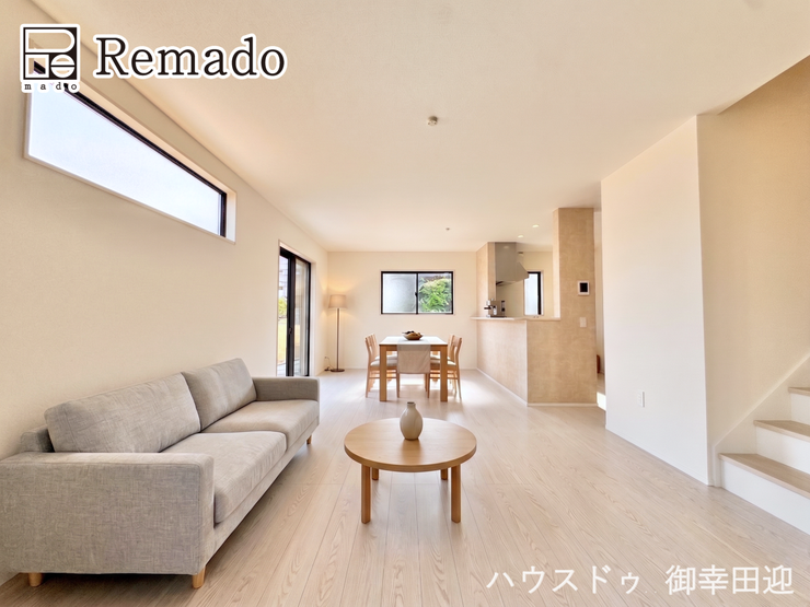 【リビング】
■家族の笑顔が集う中心地■お気に入りの家具を迎え、窓からは心地の良い光が差し込みます。※CGで家具を配置しています。