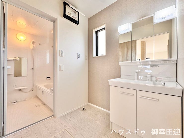 ■清々しいリフレッシュ空間■自分を磨き、気持ちを切り替える。心地よい光が差し込むプライベートスペース。