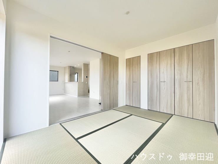 ■1階6帖和室■ゲストをもてなし、昼寝や家事にも使える、畳のぬくもりが心地よい多目的万能スペース。