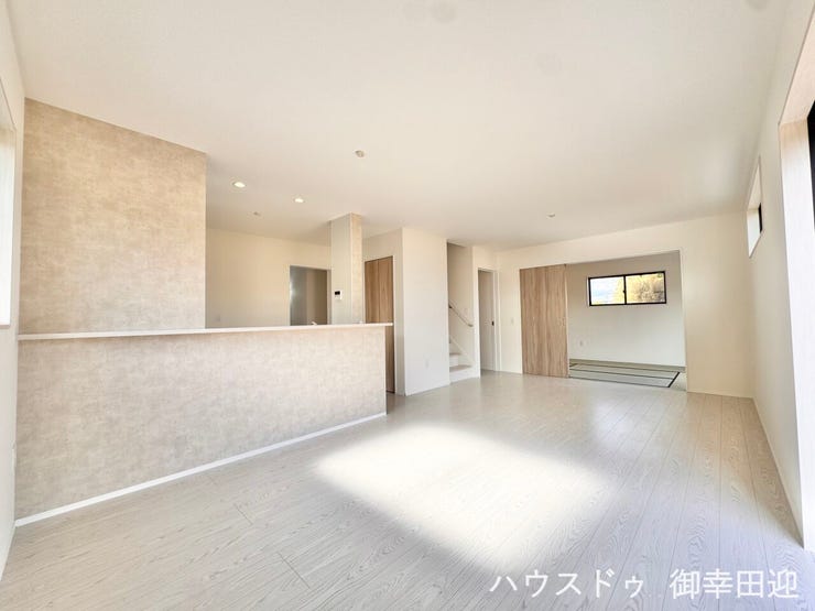 ■安らぎと笑顔の中心地■陽光が優しく降り注ぎ、会話が自然と弾む。ここでは、毎日が特別な時間へと変わります。