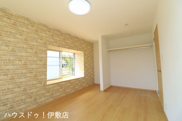 西餅田 中古戸建 【洋室7.5帖】
主寝室にもなる7.5帖。ベッド2台プラスαのペースがあり、お子様が小さいうちは家族みんなの寝室として活用できそうですね。