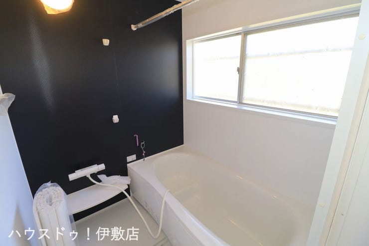 西餅田 中古戸建 【浴室】
シックな雰囲気のくつろぎスペースの浴室。ゆったり足を伸ばして入浴でき、一日の疲れも癒されそうですね。