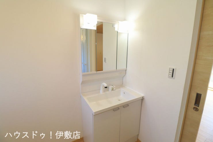 西餅田 中古戸建 【洗面台】
人気の3面鏡を採用しました。
ミラー裏が収納になっているので、生活感を出さずに収納することが出来ます。