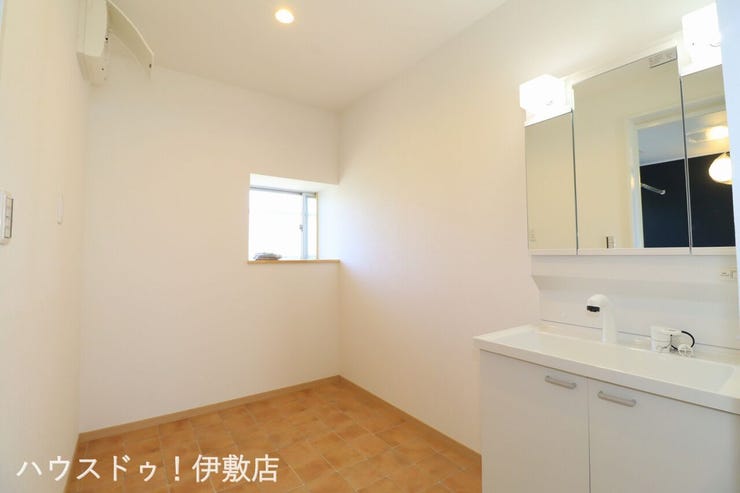 西餅田 中古戸建 【洗面所】
約3帖の広々とした洗面所。洗濯機や棚を置いても余裕の広さ