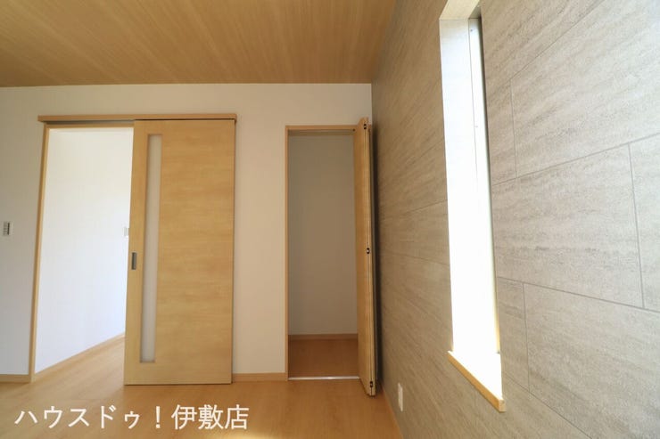西餅田 中古戸建 【リビング収納】
扉付きの収納で生活感を出さずに収納できます
