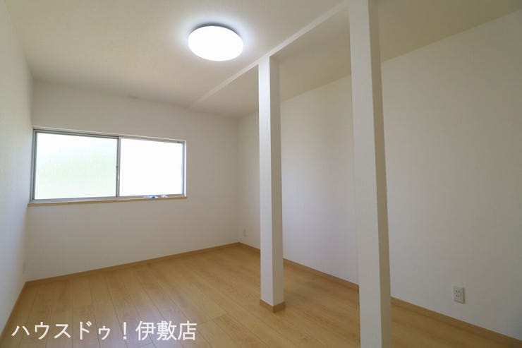 西餅田 中古戸建 【洋室6帖】
白を基調とした室内で清潔感と開放感があります