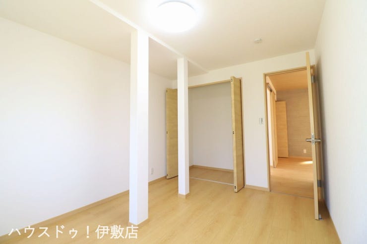西餅田 中古戸建 【洋室6帖】
クローゼット付でお部屋を広く使用できます