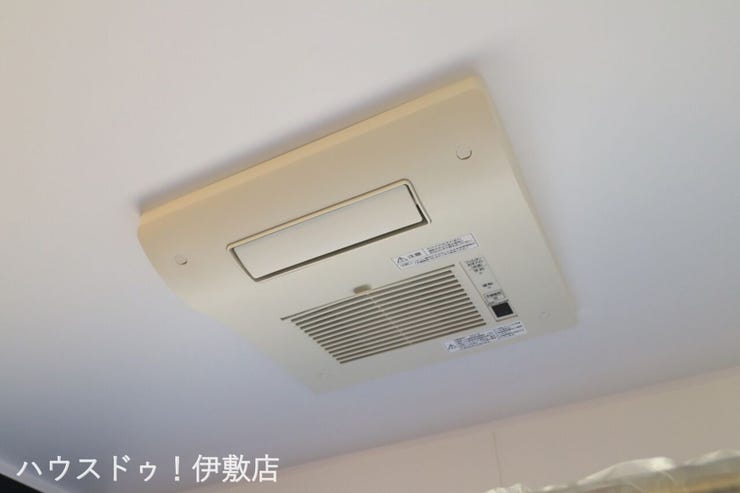 西餅田 中古戸建 【浴室換気乾燥暖房機】
雨や灰が降る日に重宝する浴室乾燥機。寒い冬の日に小さなお子様からお年寄りまで温かく体を包み込んでくれます