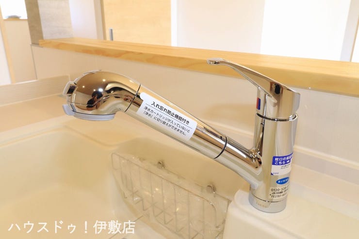 西餅田 中古戸建 【浄水器一体型水栓】
安全で安心したお水がでてくるので、小さなお子様がいるご家庭にも安心でおいしい水がいただけます。
