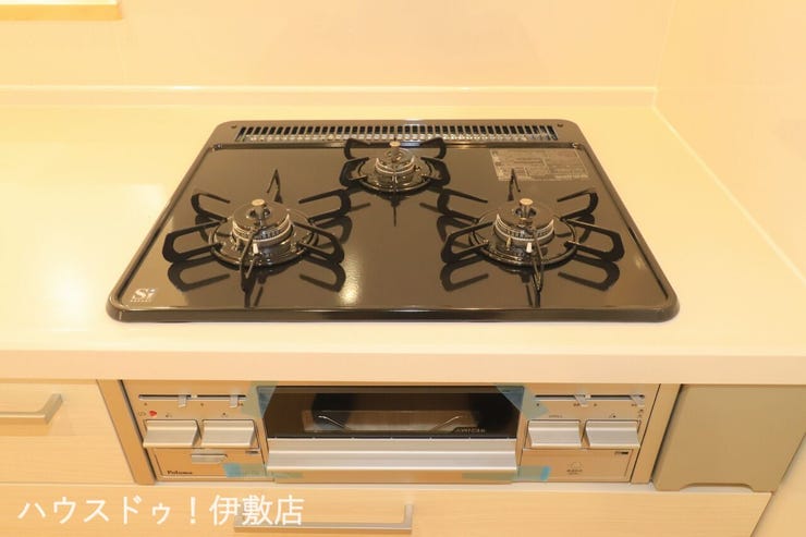 西餅田 中古戸建 【三口ガスコンロ】
キッチンには三口ガスコンロを採用。IHでは物足りない方にはおすすめです