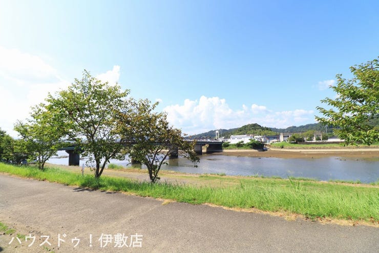 西餅田 中古戸建 【眺望写真】
目の前に広がるのは、穏やかな川と山並みが織りなす開放的な景色。遮る建物のないリバービューで、青空を広く見渡せます。