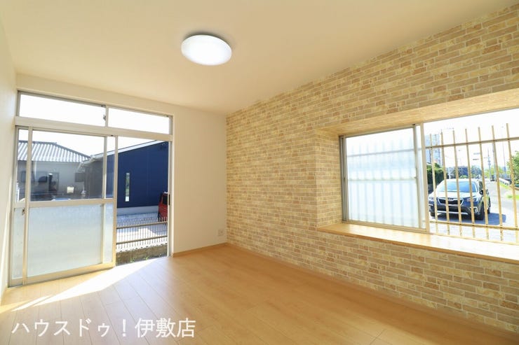 西餅田 中古戸建 【洋室7.5帖】
レンガ調のクロスを使用しており、落ち着きのある空間を演出