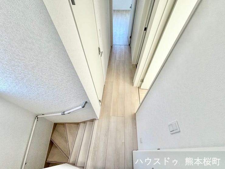 ■暮らしを繋ぐ、明るい動線■採光窓から光が差し込み、足元を優しく照らす。安全で快適な、家族の生活を支える縦の繋がりです。