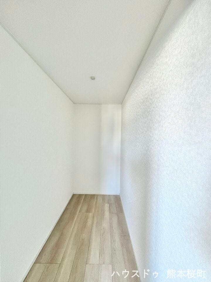 ■2階7.5帖洋室WIC■衣類から小物まで一ヶ所に集約。整理整頓がしやすく、毎日のコーディネートが楽しくなるゆとりの収納です。