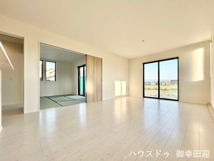 ■安らぎと笑顔の中心地■陽光が優しく降り注ぎ、会話が自然と弾む。ここでは、毎日が特別な時間へと変わります。