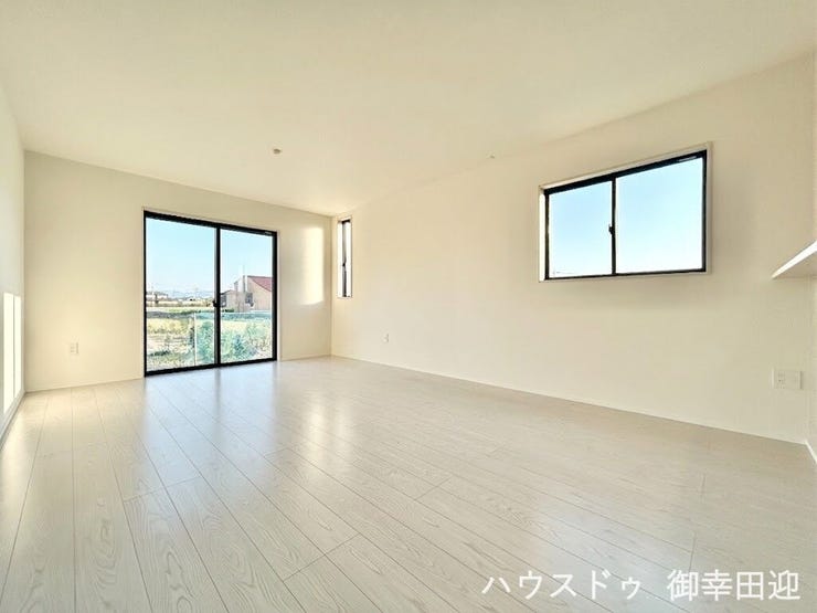 ■安らぎと笑顔の中心地■陽光が優しく降り注ぎ、会話が自然と弾む。ここでは、毎日が特別な時間へと変わります。