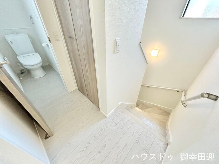 ■暮らしを繋ぐ、明るい動線■採光窓から光が差し込み、足元を優しく照らす。安全で快適な、家族の生活を支える縦の繋がりです。