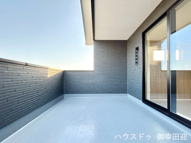 ■空の下の開放的な特等席■日光浴や読書、外の空気を感じながらリフレッシュ。暮らしを豊かにする、もう一つの心地よい空間です。
