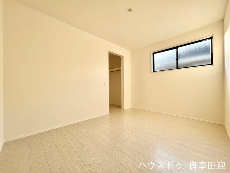 ■2階6帖洋室■寝室、書斎、趣味の部屋。家族の成長やライフスタイルに合わせ、様々な使い方ができる快適な空間です。