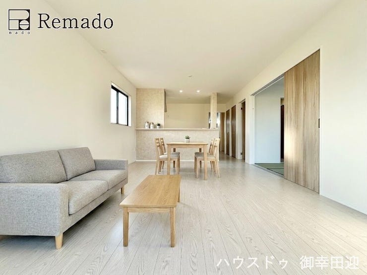 【リビング】
■家族の笑顔が集う中心地■お気に入りの家具を迎え、窓からは心地の良い光が差し込みます。※CGで家具を配置しています。