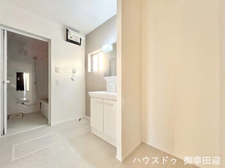 ■清々しいリフレッシュ空間■自分を磨き、気持ちを切り替える。心地よい光が差し込むプライベートスペース。
