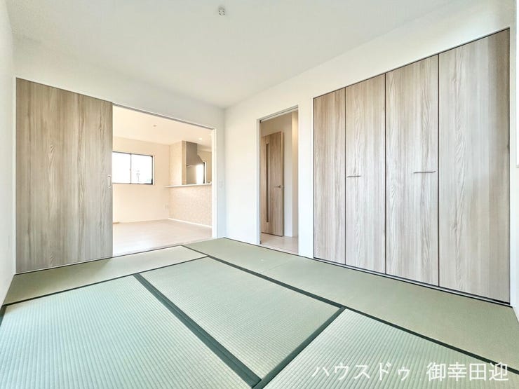 ■1階6帖和室■ゲストをもてなし、昼寝や家事にも使える、畳のぬくもりが心地よい多目的万能スペース。