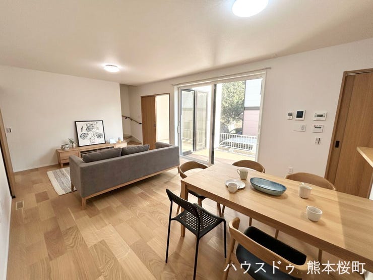 ■安らぎと笑顔の中心地■陽光が優しく降り注ぎ、会話が自然と弾む。ここでは、毎日が特別な時間へと変わります。