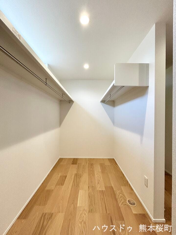 ■1階廊下WIC■衣類から小物まで一ヶ所に集約。整理整頓がしやすく、毎日のコーディネートが楽しくなるゆとりの収納です。