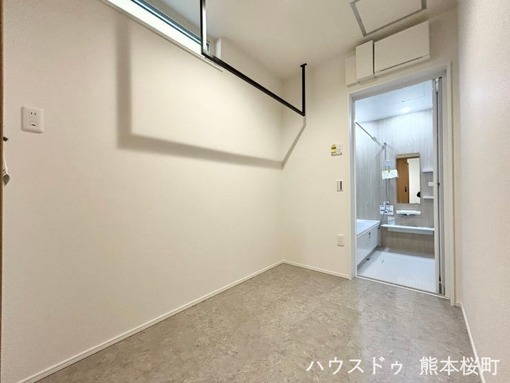 ■脱衣スペース■洗面スペースと脱衣スペースが分かれているので来客時も安心。ハンギングバー付きで室内干しもできます。