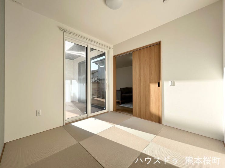 ■1階4.5帖和室■ゲストをもてなし、昼寝や家事にも使える、畳のぬくもりが心地よい多目的万能スペース。