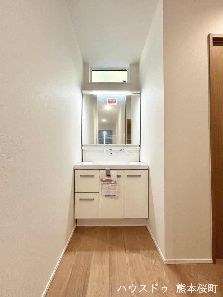 ■三面鏡付きの洗面化粧台■鏡の裏には収納スペースがあるので、歯ブラシや化粧水などの小物をしまい生活感を隠すことができます。