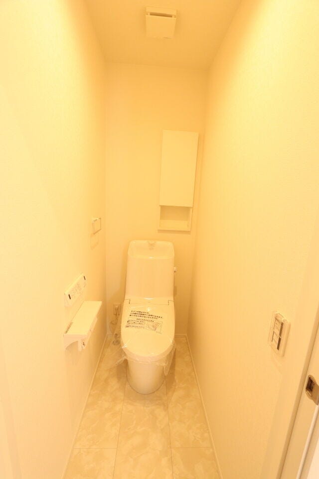白を基調とした清潔感あふれるトイレ。毎日使う場所だからこそ、明るく心地よい空間に仕上げています。