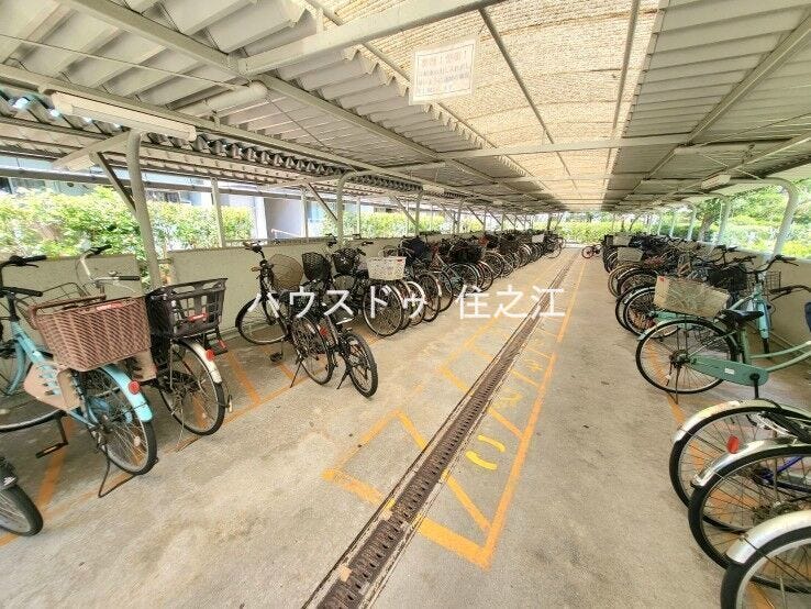★屋根付きの駐輪場ですので雨の日も安心。サドルが濡れる事も無いですね!