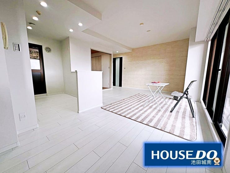 白基調のアクセントクロスが映えるリビング♪♪